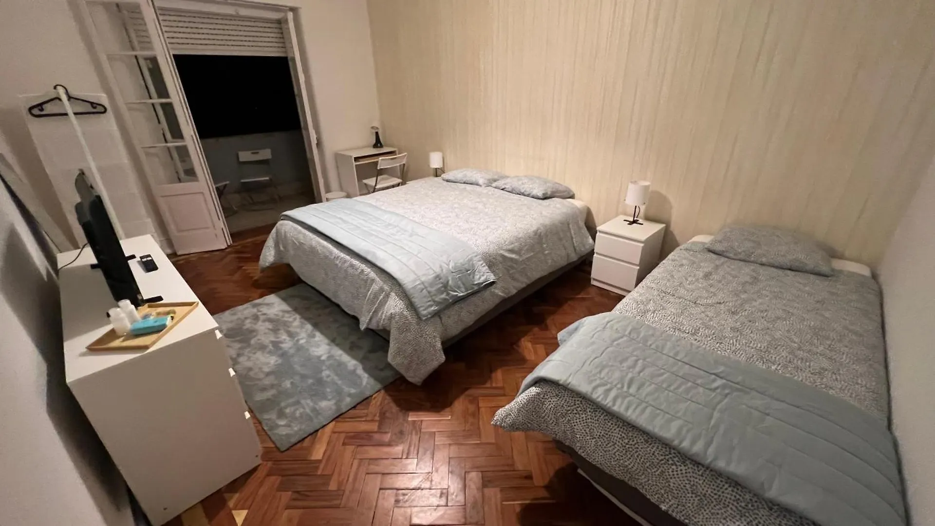 Only Room 3 People Center Of Lisbon Homestay