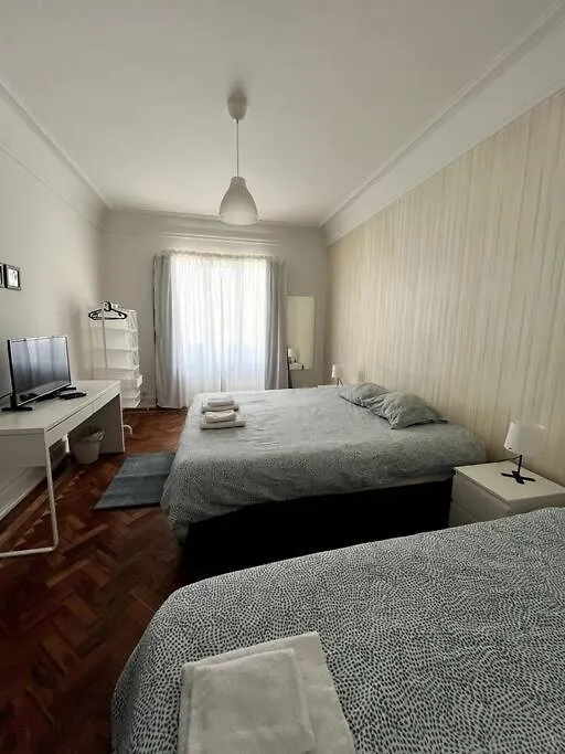 Only Room 3 People Center Of Lisbon Homestay